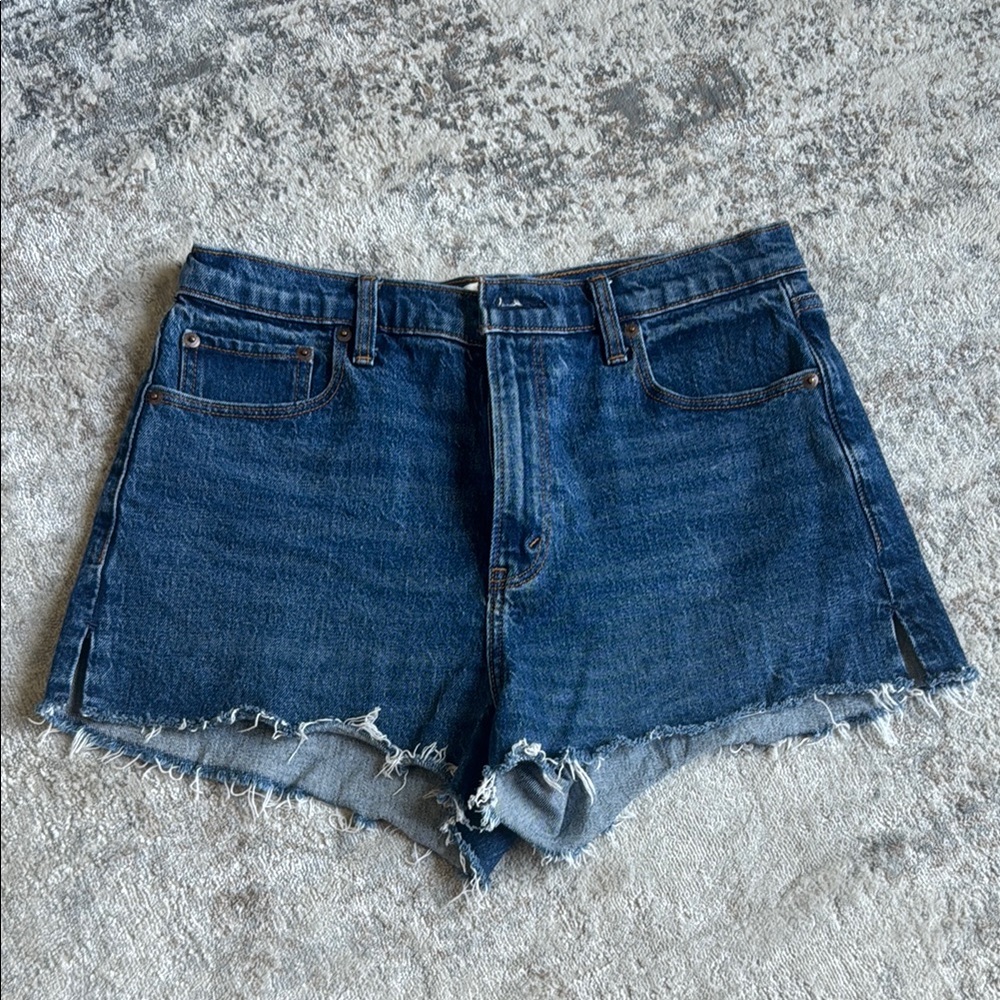 ABERCROMBIE: Mom Short High Rise, size 29/8, dark wash